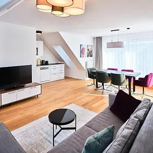 Myfavorit - Spacious Next To Puplic Transport U1 Direct Connection To Citycenter Apartman