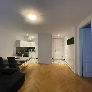 1st La Opera Suites Appartement