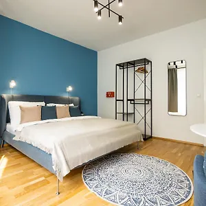 Bright Stylish In A Location Daire